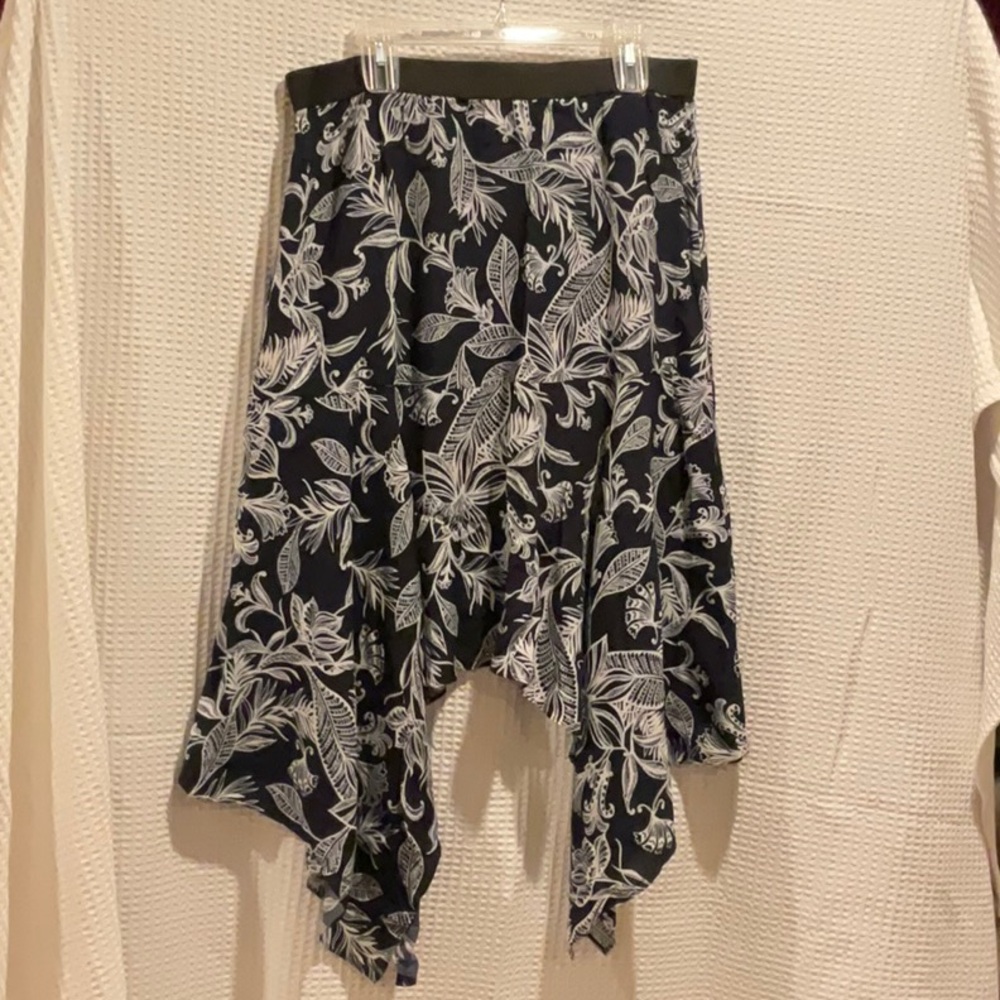 Laundry by Shelli Segal Black and white floral handkerchief skirt elastic waist